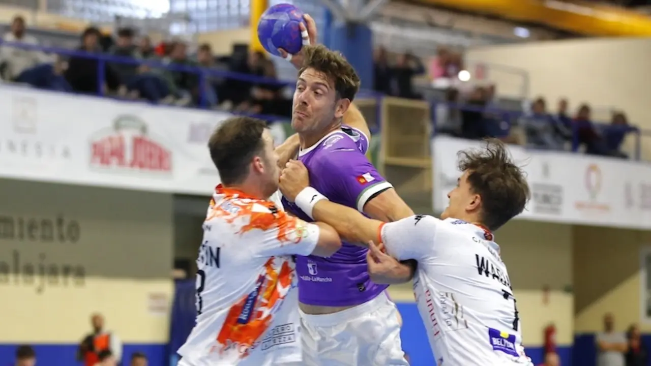 La fe da un punto de oro al Impulse Guadalajara ante el Ademar León (28-28)
