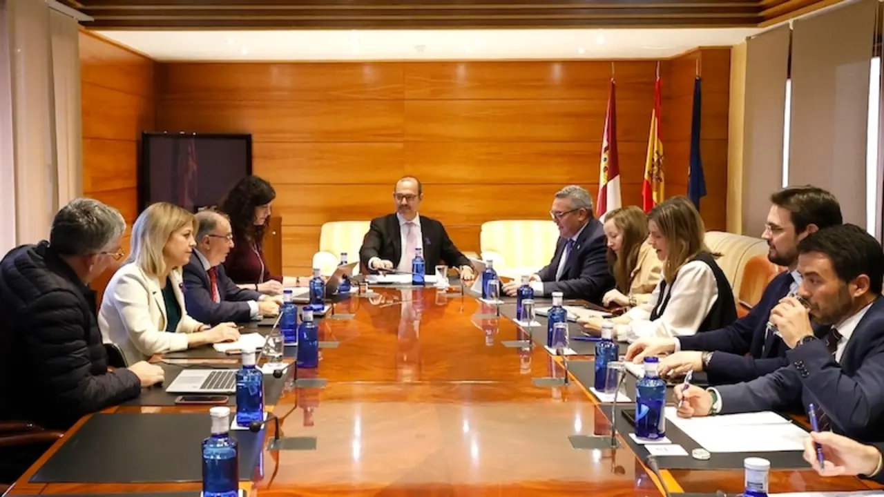 En la imagen un instante de la reunión de la Junta de Portavoces y Mesa de las Cortes de Castilla-La Mancha
