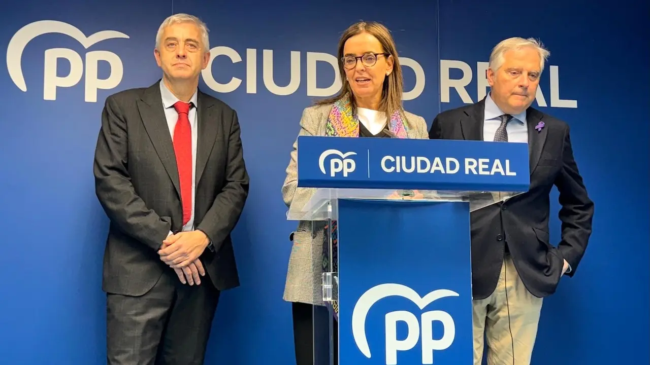 Los diputados nacionales del PP Carmen Fúnez y Enrique Belda y el alcalde de Ciudad Real, Francisco Cañizares, durante la rueda de prensa que han ofrecido