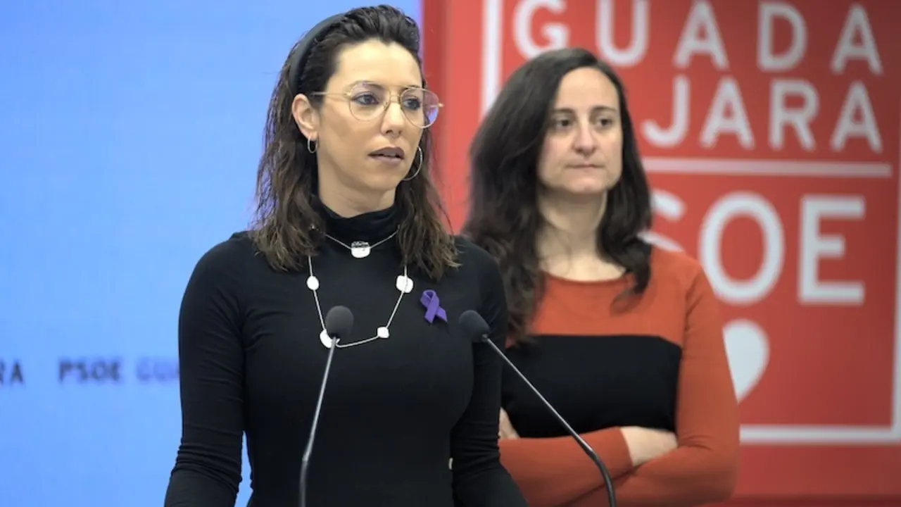 La portavoz del PSOE en el Ayuntamiento de Guadalajara, Lucía de Luz, durante la rueda de prensa que ha ofrecido