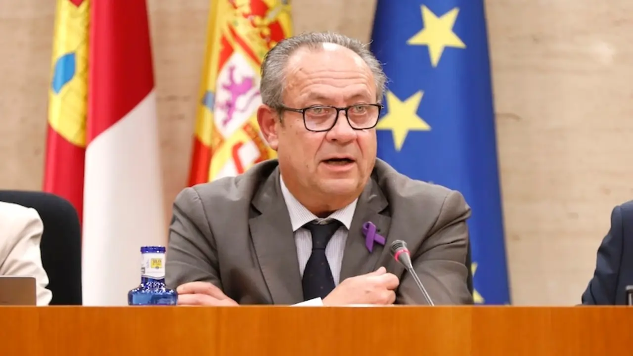 El consejero de Hacienda, Administraciones Públicas y Transformación Digital de Castilla-La Mancha, Juan Alfonso Ruiz Molina, durante su intervención en la Comisión de Economía y Presupuestos de las Cortes regionales