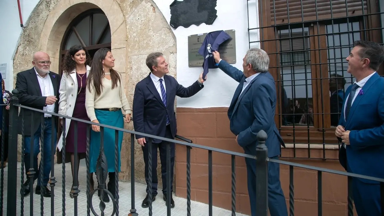 El presidente de Castilla-La Mancha, Emiliano García-Page, ha inaugurado en El Bonillo (Albacete) la rehabilitación de su Centro de Mayores junto con la consejera de Bienestar social, Bárbara García Torrijano