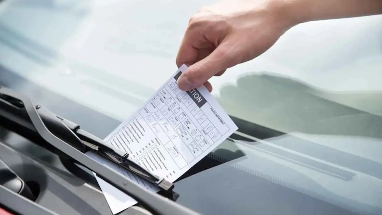 ¿Te han dejado una multa con un código QR? Es una estafa y te roban todo el dinero