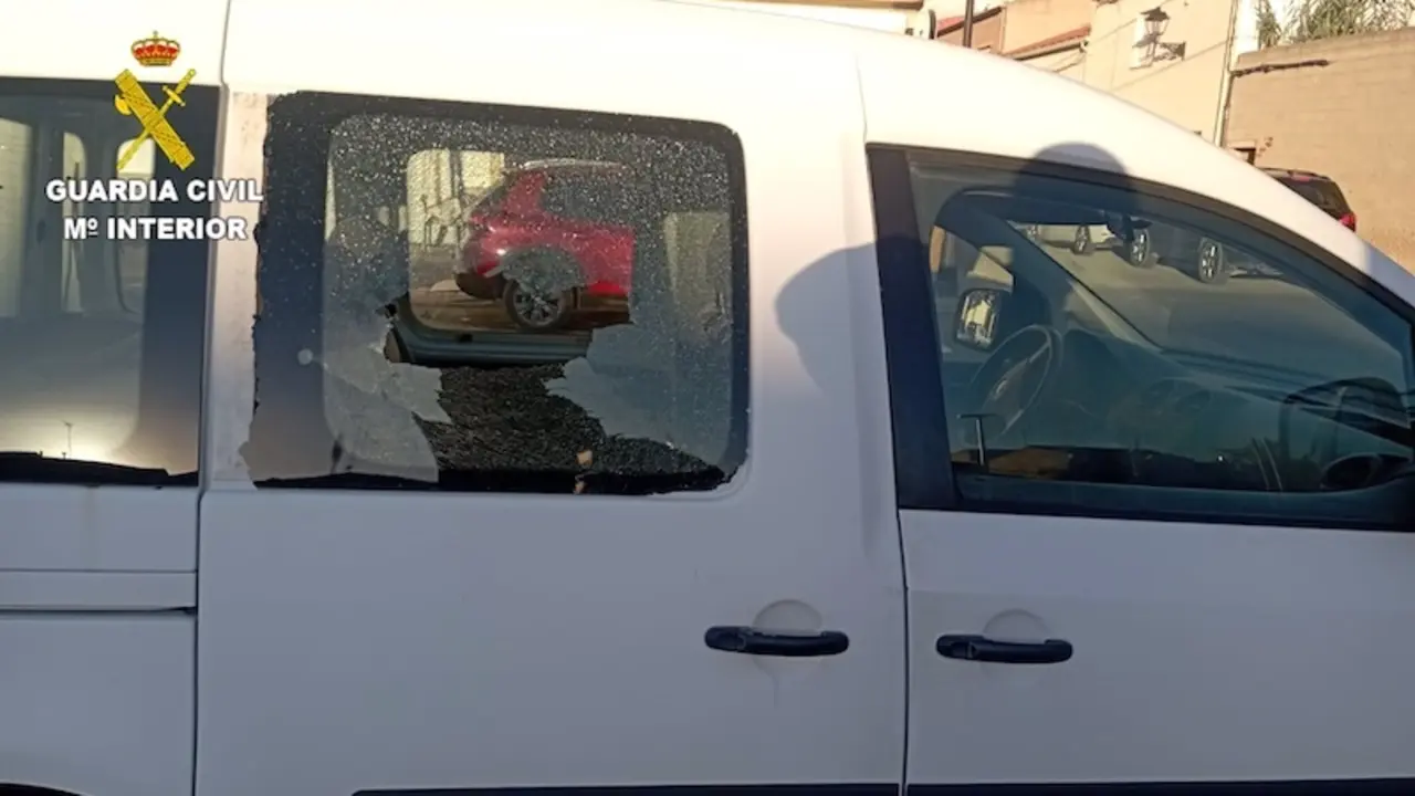 Cinco jóvenes detenidos en Las Pedroñeras (Cuenca) por daños en coches y un edificio municipal