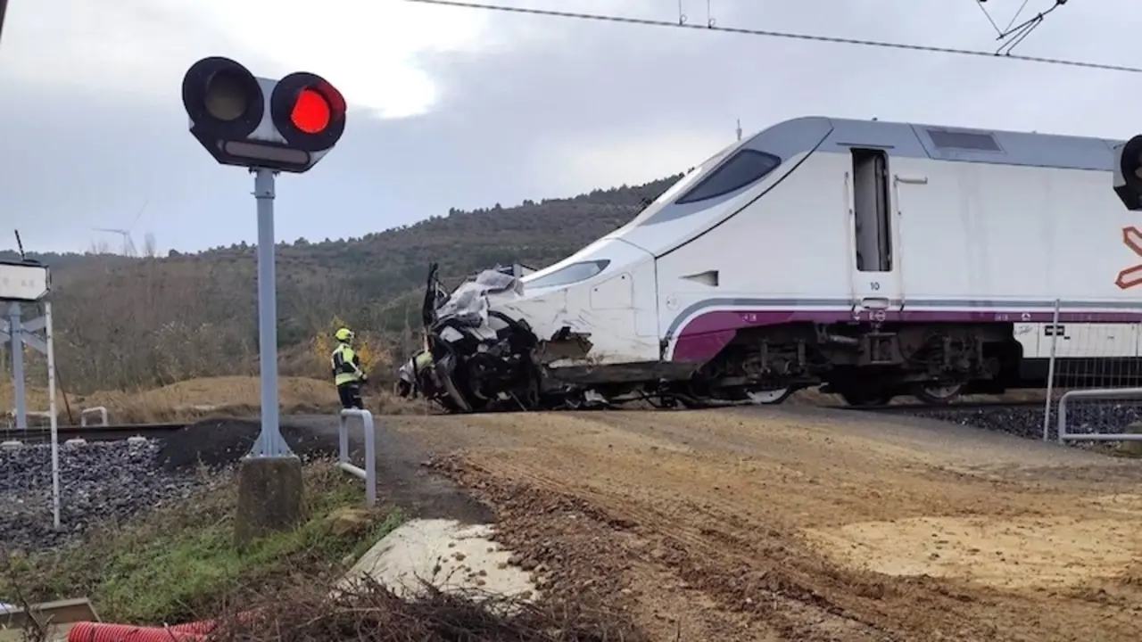 Imagen de archivo de un accidente de tráfico en un paso a nivel con un turismo y un tren implicados