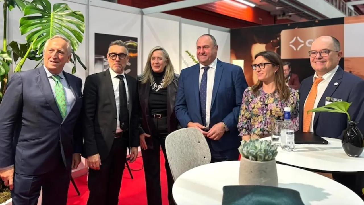 El consejero de Agricultura, Ganadería y Desarrollo Rural de Castilla-La Mancha, Julián Martínez Lizán, en la Word Bulk Wine Exhibition