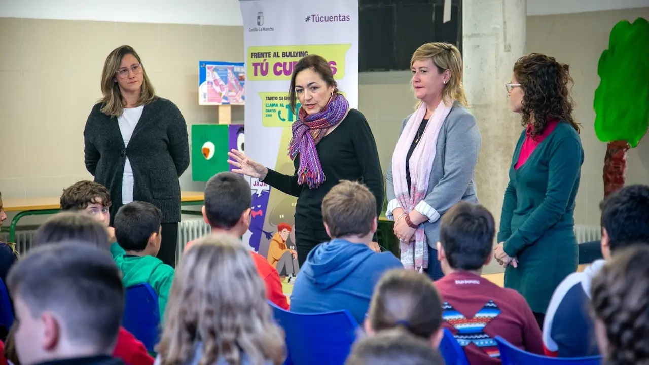 La directora general de Infancia y Familia, Inmaculada Tello y la directora general de Inclusión Educativa, Marian Marchante, ha presentado la campaña #TÚCUENTAS frente al Bullying, de prevención e intervención en acoso escolar y ciberacoso, en el hall del CEIP ‘Europa'