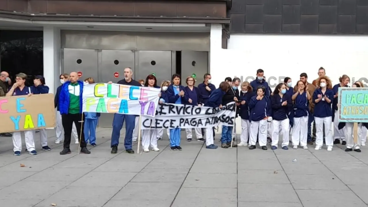 En la imagen de archivo trabajadores de limpieza concentrados a las puertas del Hospital General de Ciudad Real - Fotografía: Agustín Cacho
