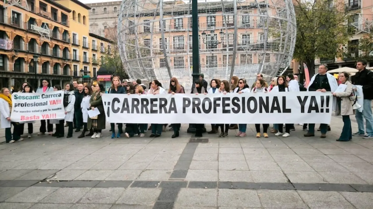 Sanitarios de Toledo se concentran para reclamar recuperar la carrera profesional