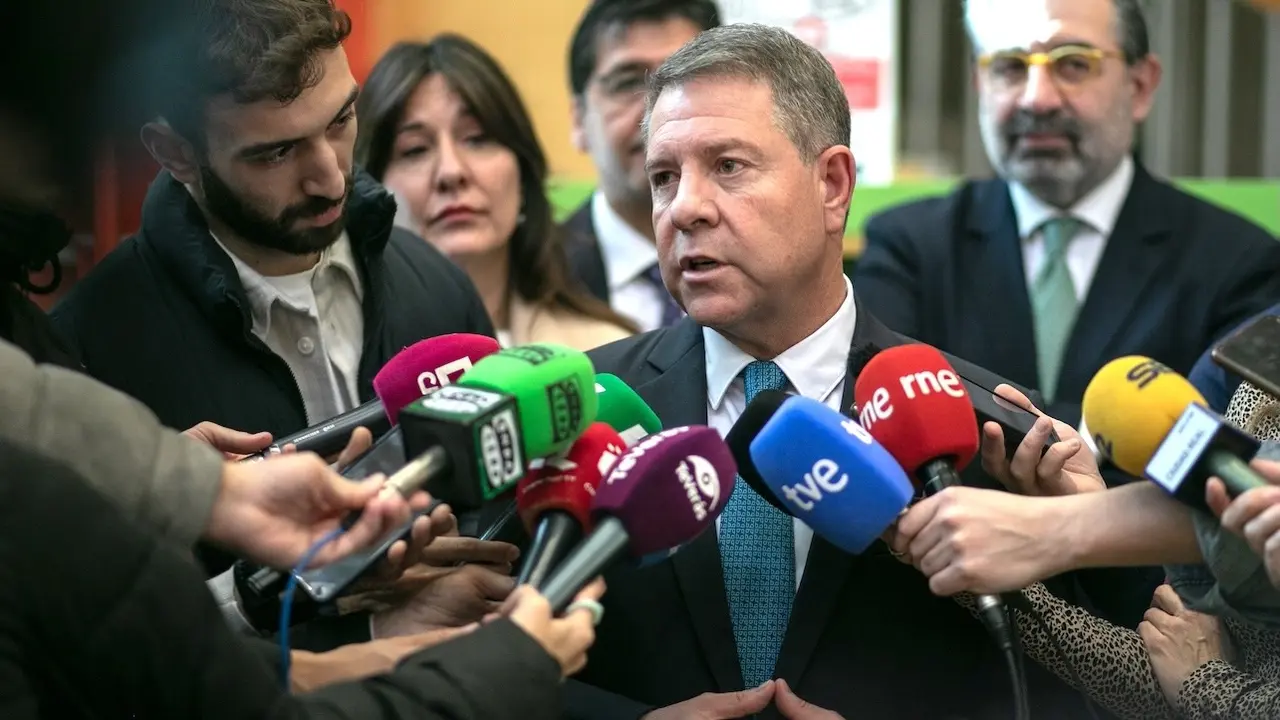 El presidente de Castilla-La Mancha, Emiliano García-Page, atendiendo a los medios de comunicación este miércoles en Ciudad Real