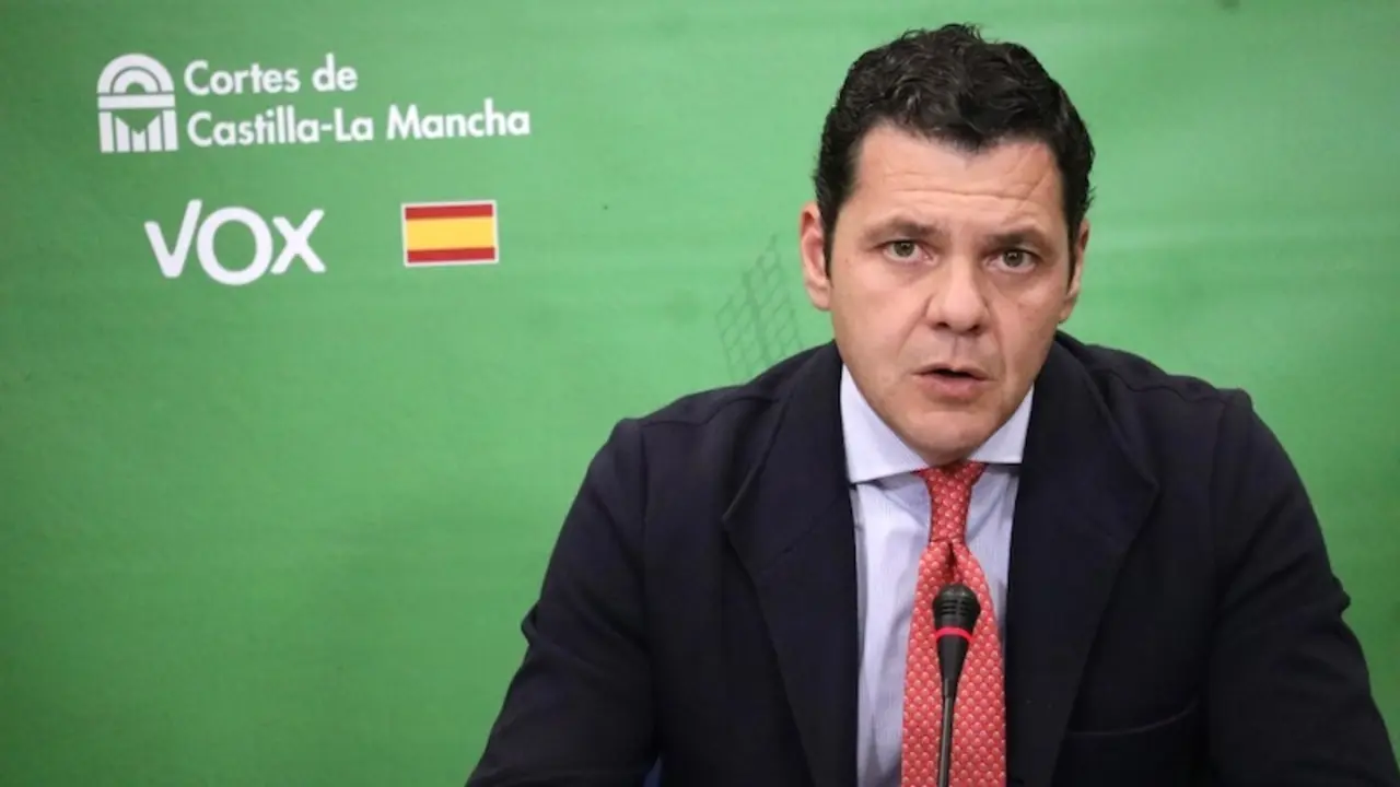 El diputado de Vox en las Cortes de Castilla-La Mancha, Luis Blázquez, en rueda de prensa en el Parlamento regional