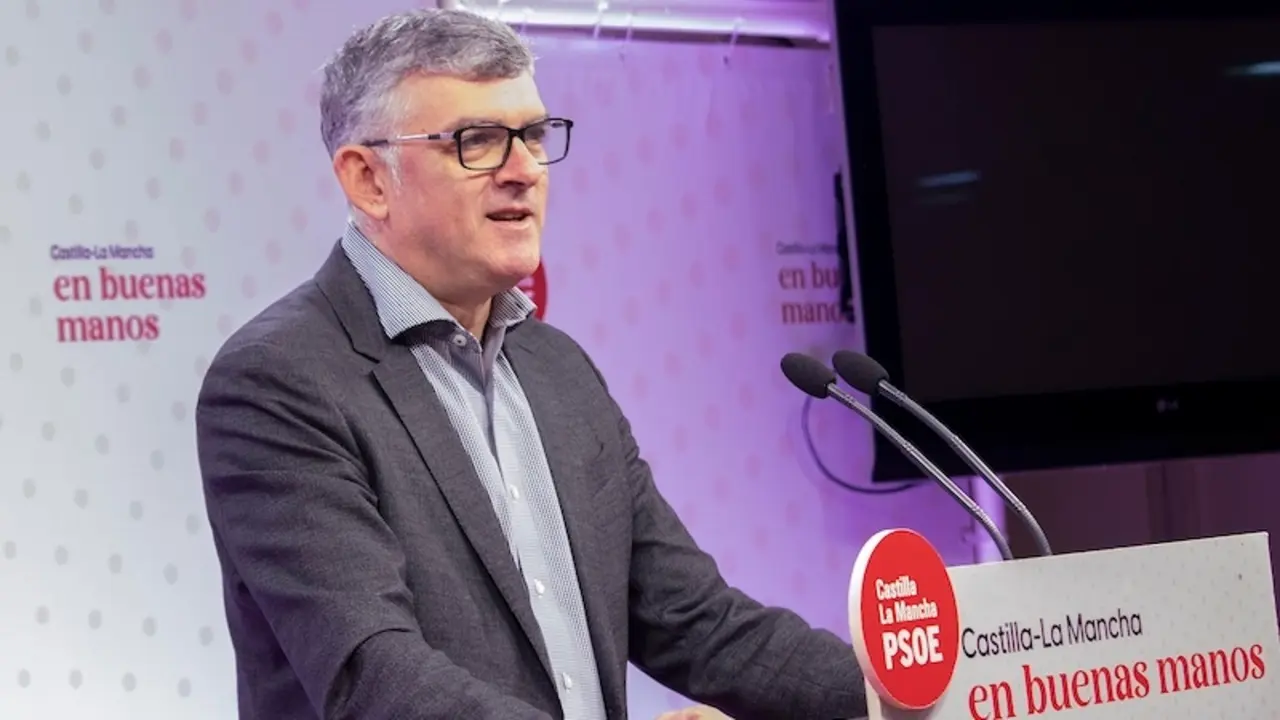 El presidente del PSOE en las Cortes de Castilla-La Mancha, Ángel Tomás Godoy, durante la rueda de prensa que ha ofrecido en la sede de los socialistas en Toledo