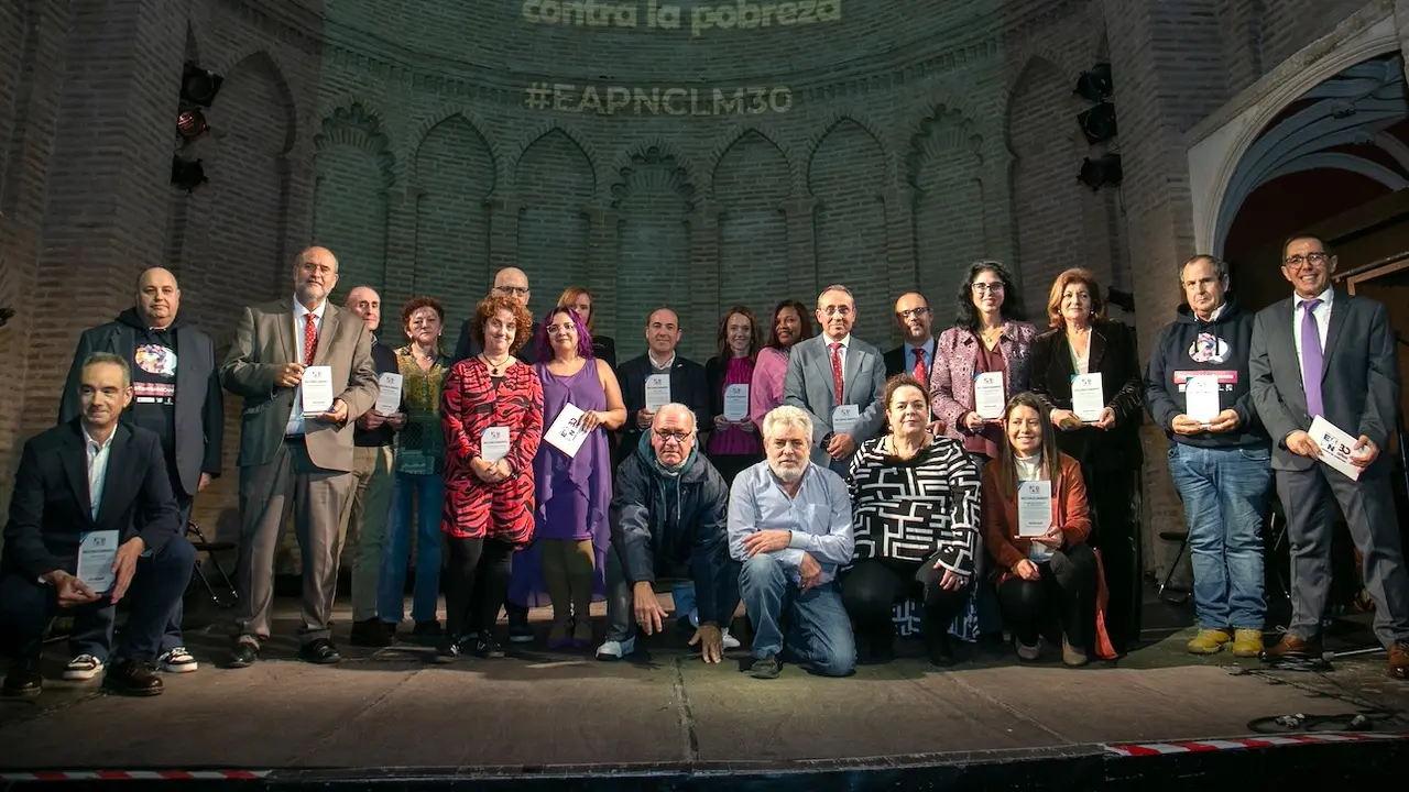 El vicepresidente primero del Gobierno regional, José Luis Martínez Guijarro, y la consejera de Bienestar Social, Bárbara García Torijano, han asistido al acto con motivo del 30 aniversario de EAPN en Castilla-La Mancha