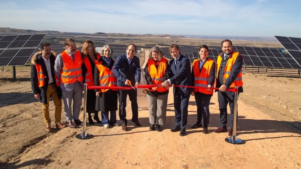 La consejera de Desarrollo Sostenible de Castilla-La Mancha, Mercedes Gómez, ha inaugurado las plantas fotovoltaicas Betierra I, II, y III de la empresa Sonnedix, en el término municipal de Belinchón (Cuenca)