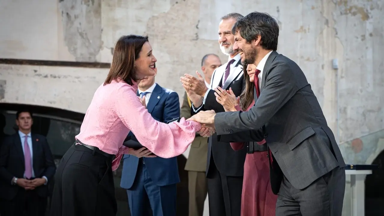 La directora del Festival Internacional de Teatro Clásico de Almagro, Irene Pardo, saluda el ministro de Cultura durante la entrega de medallas