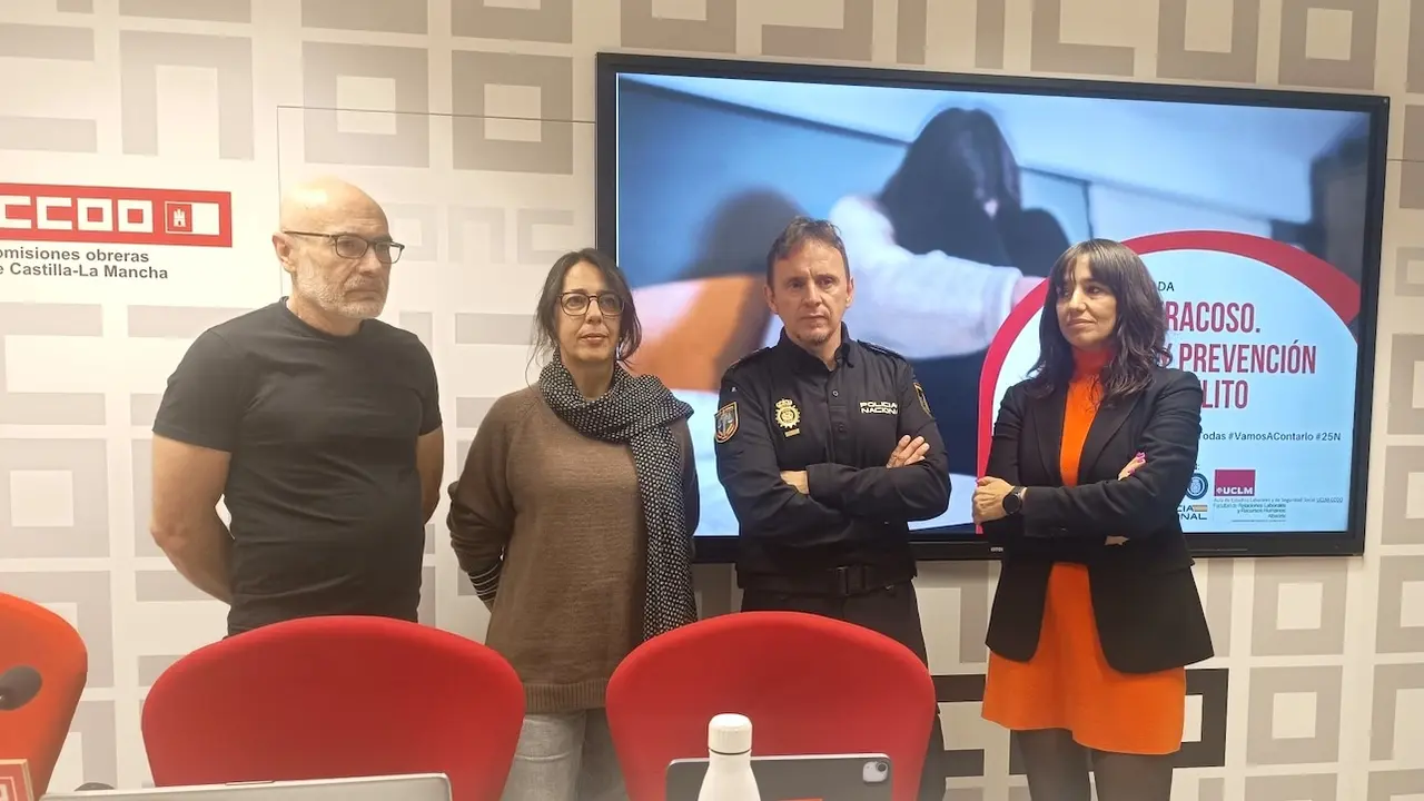 Los participantes en la jornada organizada por CCOO 'Ciberacoso. Gestión y prevención del delito'