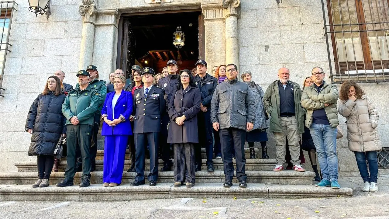 Minuto de silencio en la Delegación del Gobierno en Castilla-La Mancha en Toledo por la última víctima de la violencia de género, Cloe, una adolescente de tan solo 15 años