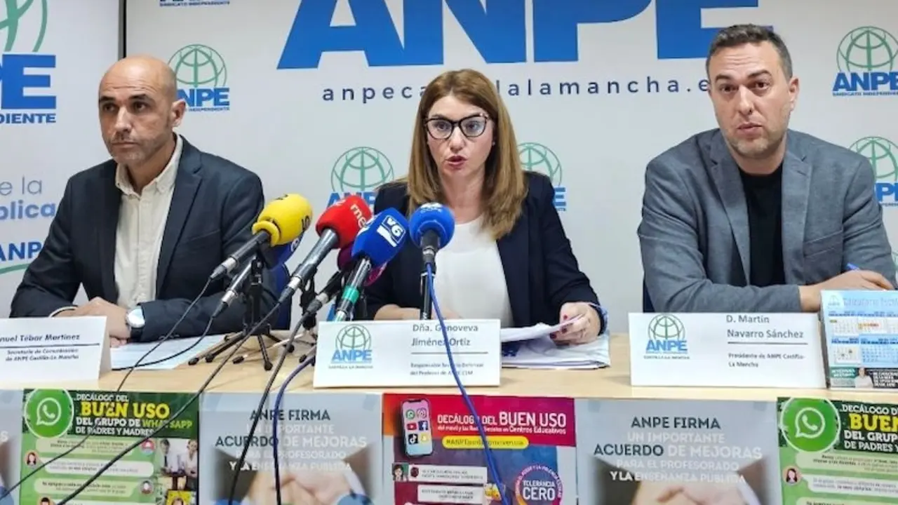 El responsable de Comunicación de ANPE, Manuel Tébar;&nbsp;la coordinadora del Defensor del Profesor,&nbsp;Genoveva Jiménez y el presidente regional, Martín Navarro, durante la rueda de prensa que han ofrecido en Albacete - Fotografía: masquealba.com