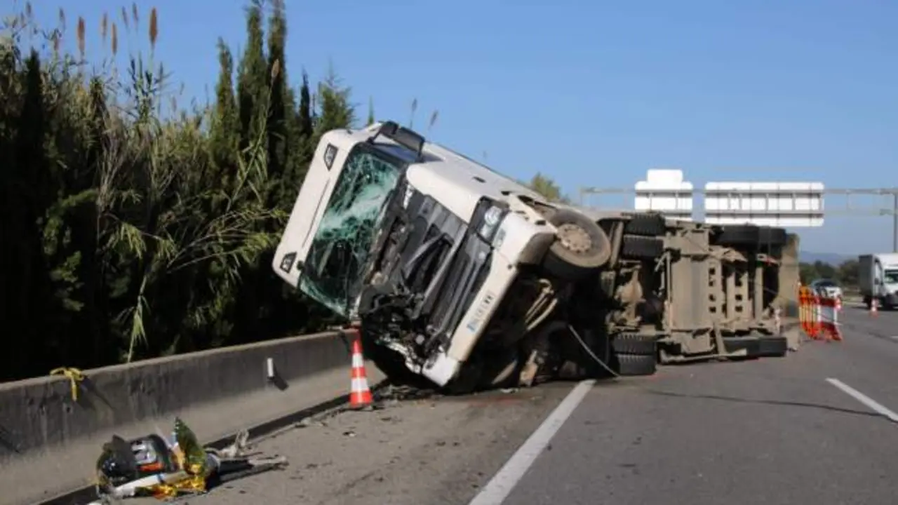 Chocan con un camión, paran en el arcén y mueren al ser arrollados por un tráiler