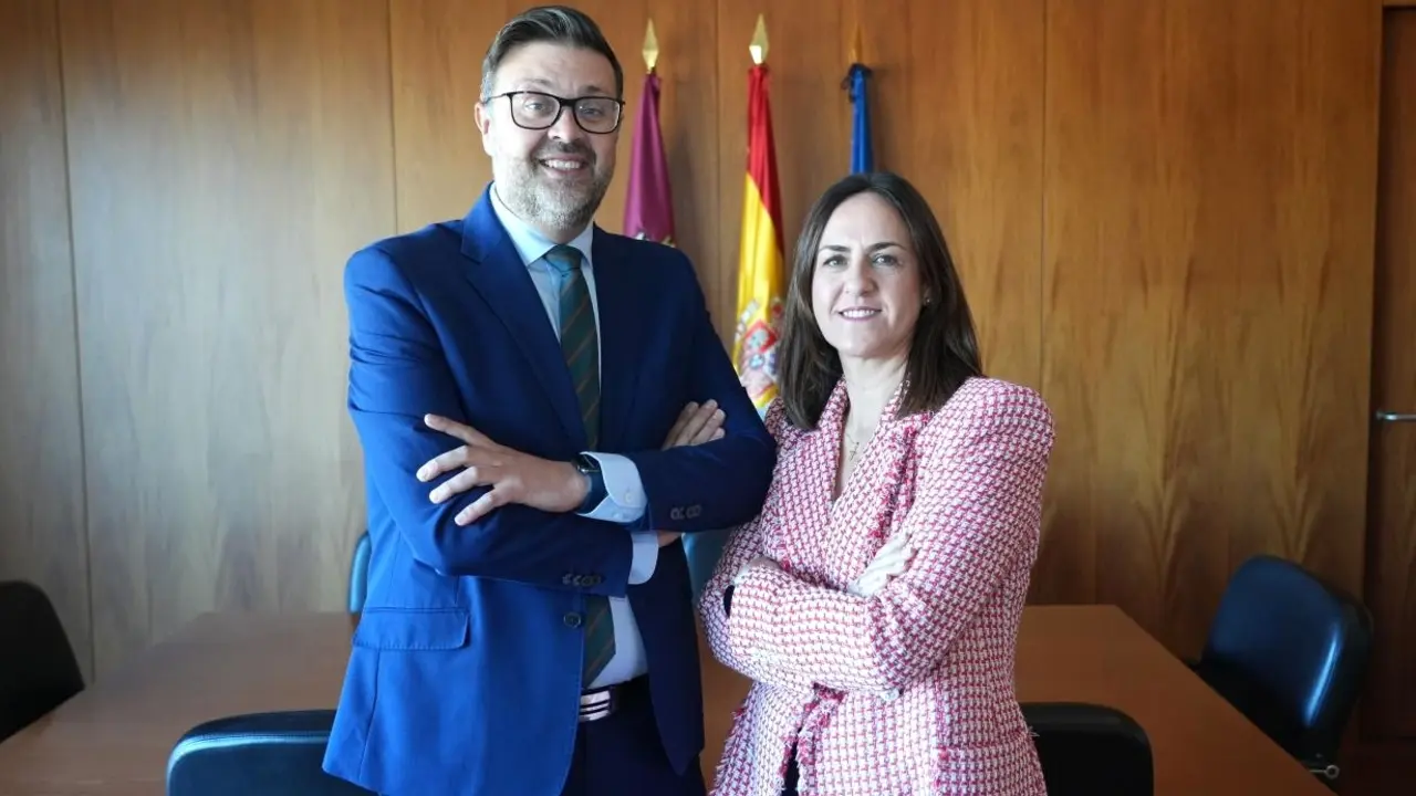 El consejero de Educación, Cultura y Deportes, Amador Pastor, posa con la nueva directora de la Agencia de Investigación e Innovación de Castilla-La Mancha, Charo Serrano