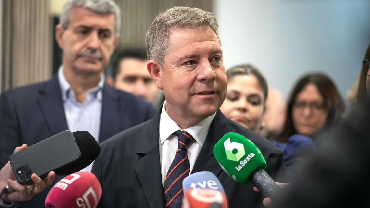 El presidente de Castilla-La Mancha, Emiliano García-Page, atendiendo a los medios de comunicación este viernes en Consuegra (Toledo)