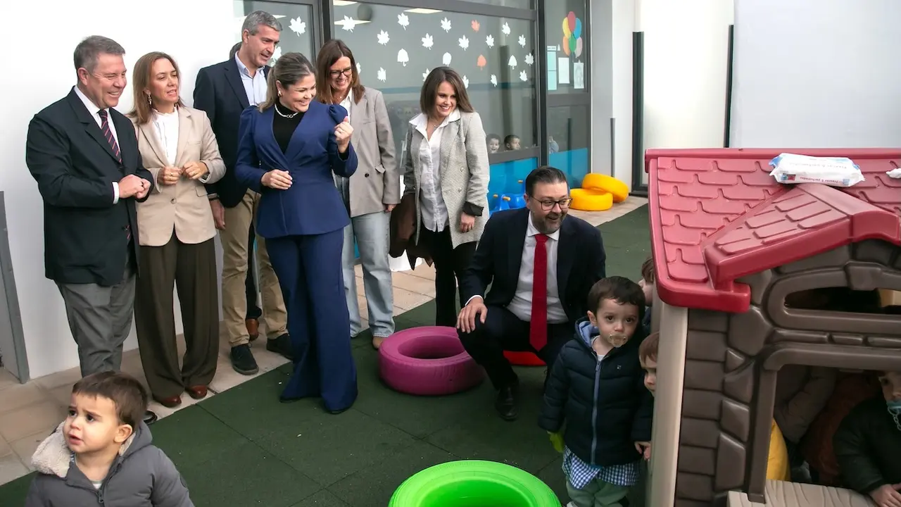 El presidente de Castilla-La Mancha, Emiliano García-Page, ha inaugurado en Consuegra (Toledo) la Escuela Infantil ´Molinitos´