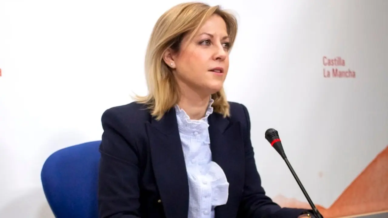 La portavoz del PSOE en las Cortes de Castilla-La Mancha, Ana Isabel Abengózar durante la rueda de prensa que ha ofrecido en el Parlamento regional