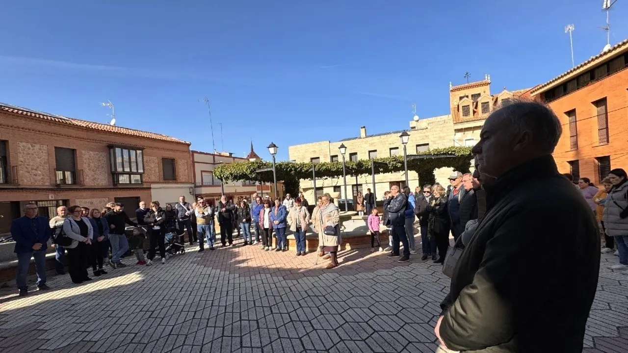 Vecinos de Malagón (Ciudad Real) participaban el pasado domingo en un minuto de silencio por la muerte de Víctor, de 39 años, tras ser golpeado durante una pelea a las puertas de un bar de la localidad
