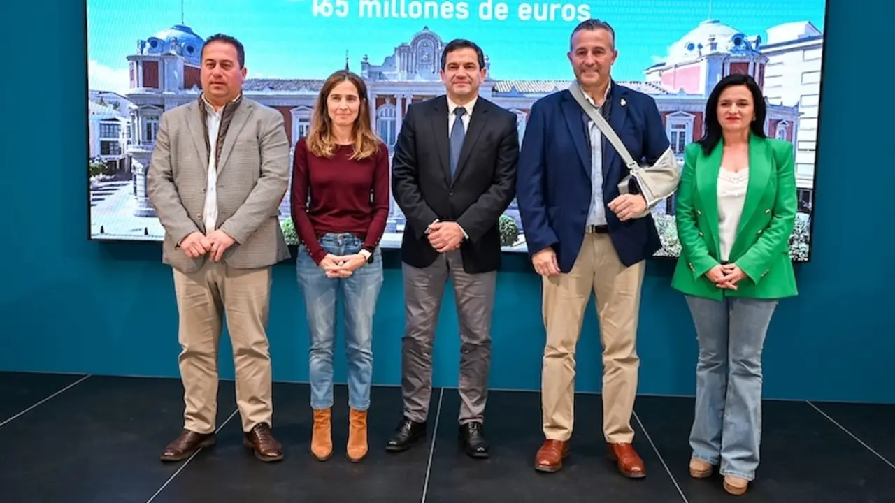 El presidente de la Diputación de Albacete, Miguel Ángel Valverde (c), ha presentado el proyecto de presupuestos de la institución provincial para 2025