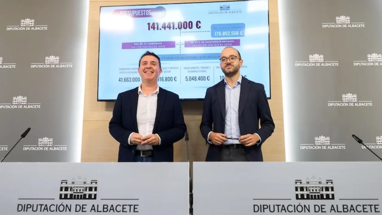 El presidente de la Diputación de Albacete, Santiago Cabañero, ha presentado el proyecto de presupuestos de la institución para 2025 acompañado del vicepresidente, Fran Valera