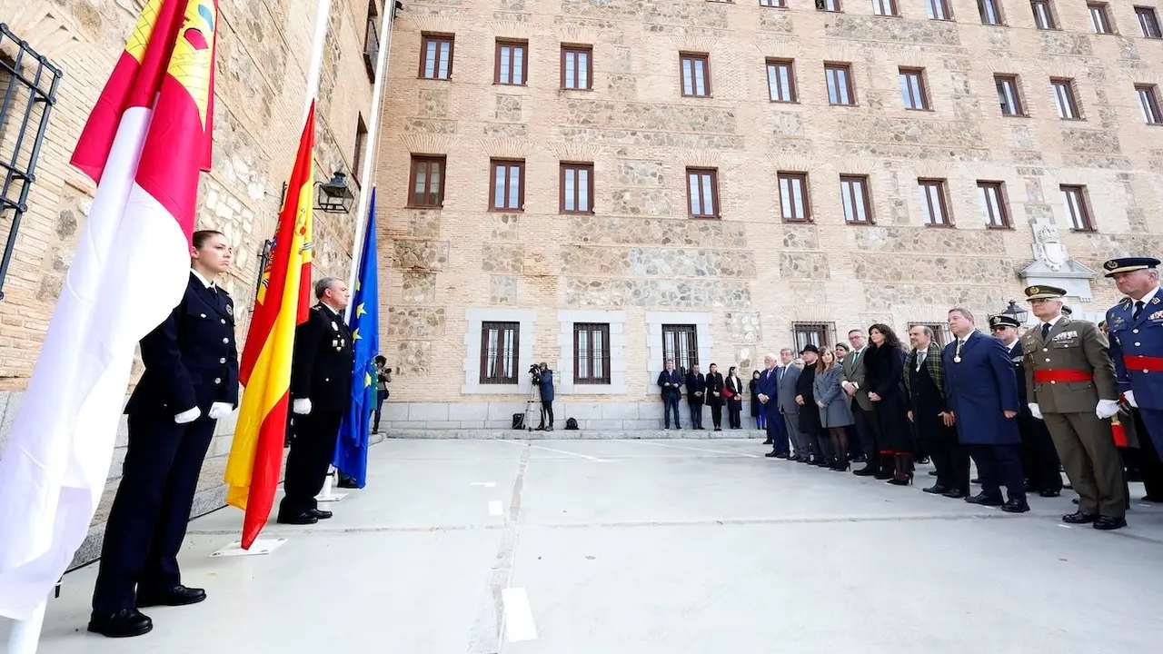 Acto institucional, iluminación y puertas abiertas en las Cortes de Castilla-La Mancha por el Día de la Constitución