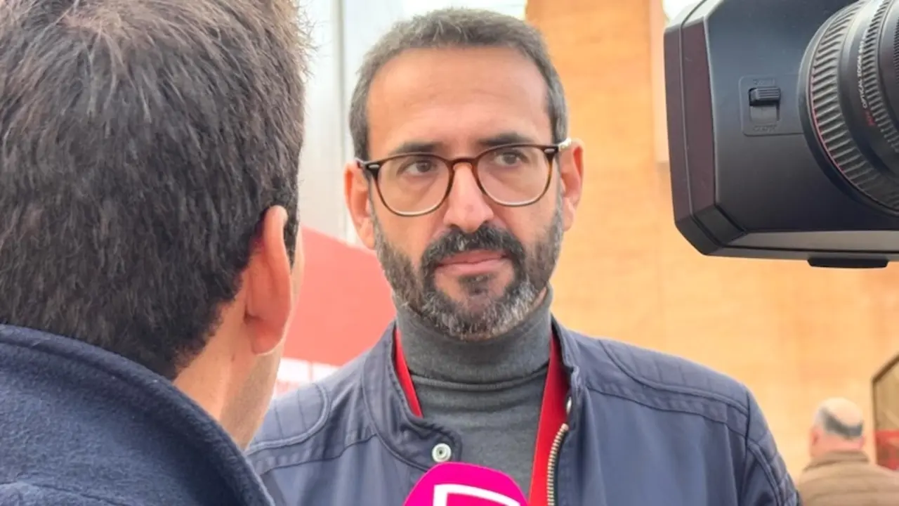 El secretario de Organización del PSOE de Castilla-La Mancha y diputado nacional, Sergio Gutiérrez, atendiendo a los medios este sábado en el Congreso Federal del partido en Sevilla