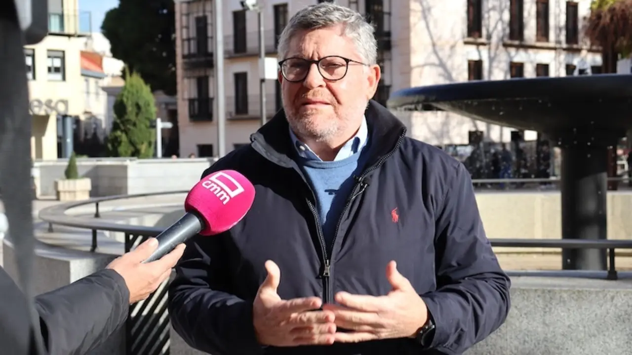 El diputado del PP en las Cortes de Castilla-La Mancha, Nacho Redondo, atendiendo a los medios este sábado en Guadalajara