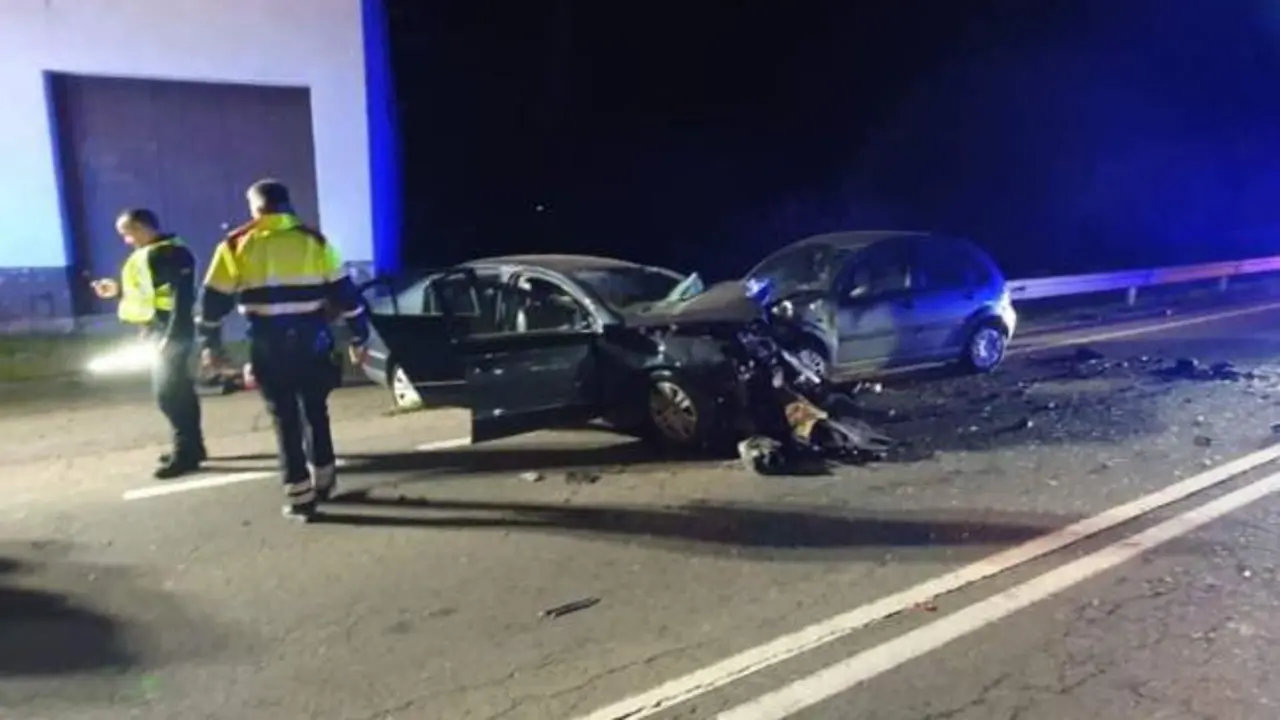 Un trágico choque frontal entre dos coches deja al menos dos muertos en la N-230, accidente de tráfico, colisión,