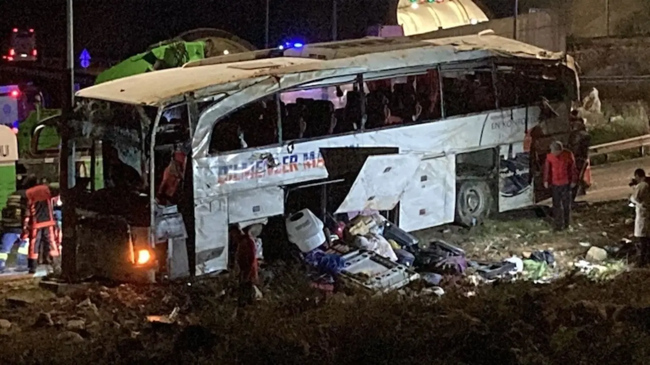 Imagen de archivo de un accidente de tráfico con un autobús implicado