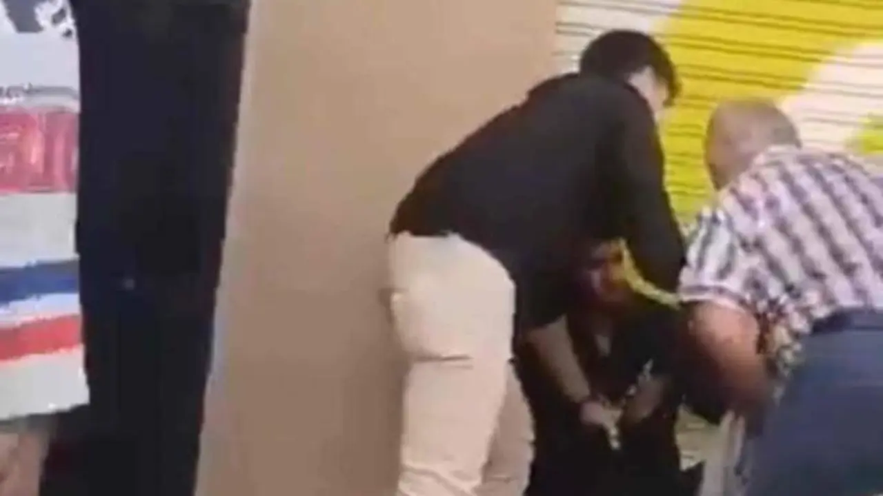 VIDEO. Unos vecinos frustran un robo: atrapan al ladrón y lo entregan a la policía