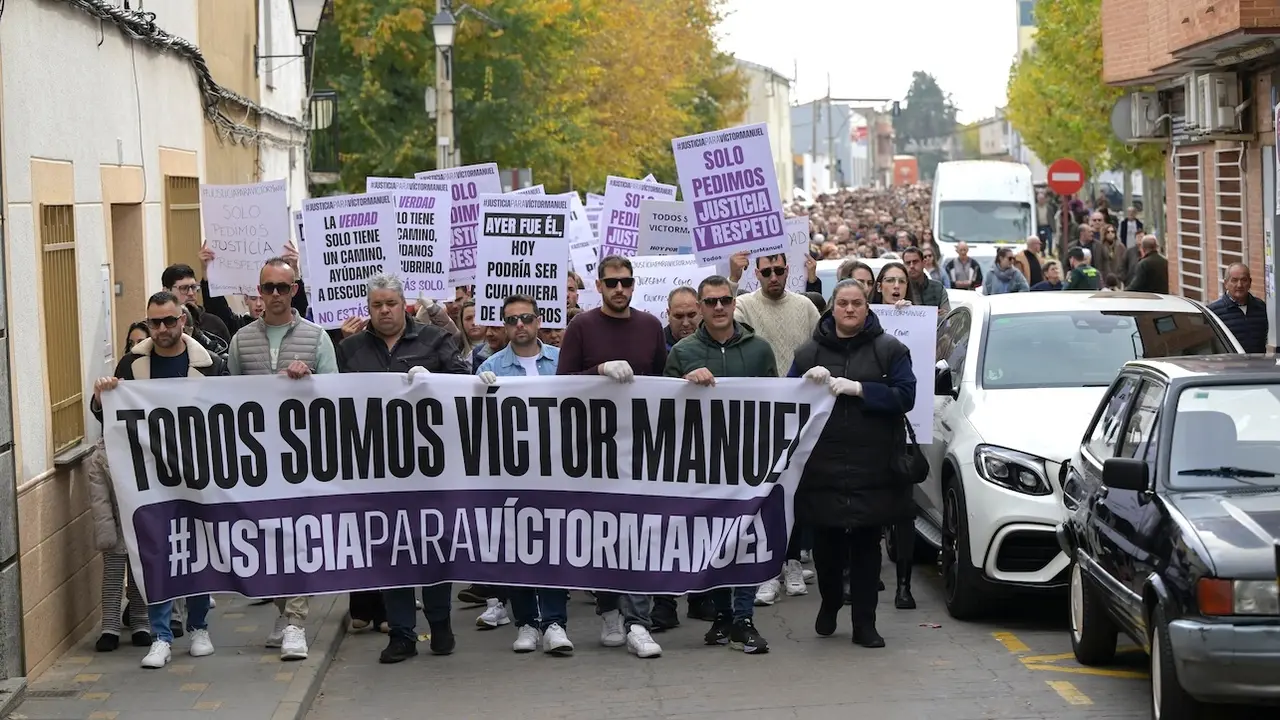 Mil personas se manifiestan en Malagón (Ciudad Real) para pedir justicia por Víctor Manuel, fallecido a sus 39 años tras ser agredido durante una pelea en plena calle - EFE/Jesús Monroy
