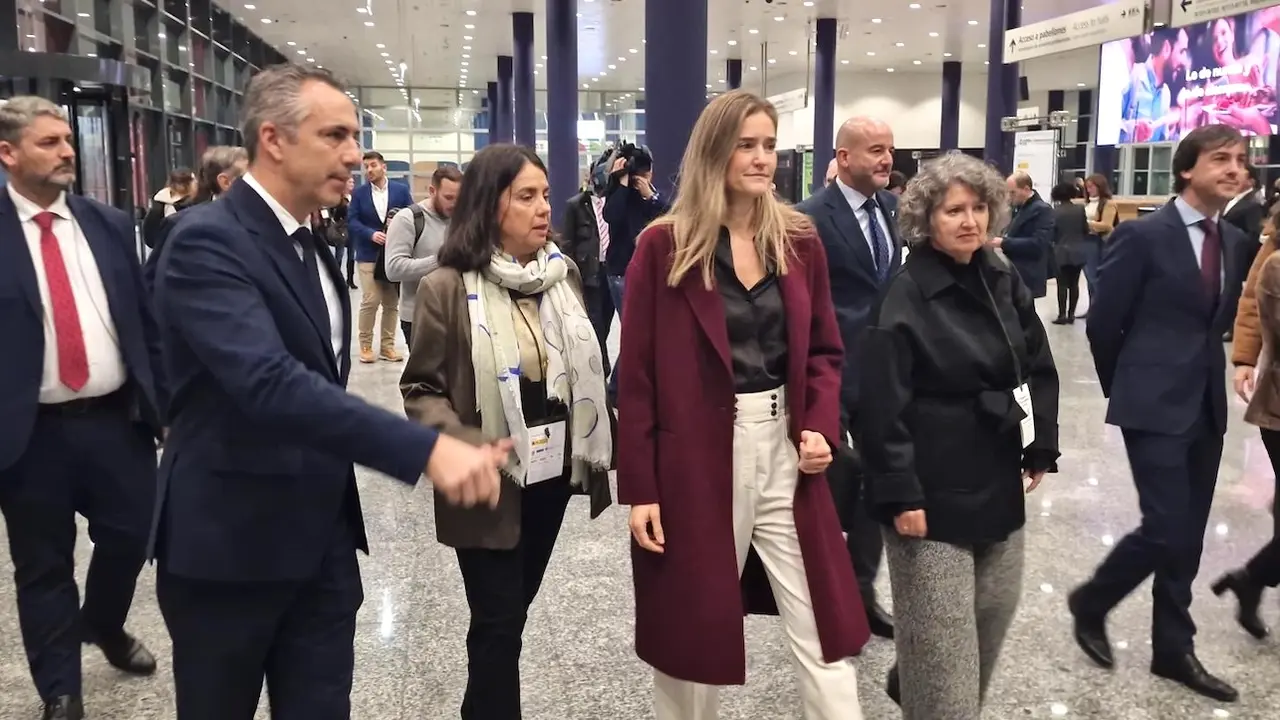 La vicepresidenta tercera y ministra para la Transición Ecológica y el Reto Demográfico, Sara Aagesen, junto a la consejera de Desarrollo Sostenible de Castilla-La Mancha, Mercedes Gómez, este lunes en la inauguración del Congreso Nacional del Medio Ambiente (CONAMA)