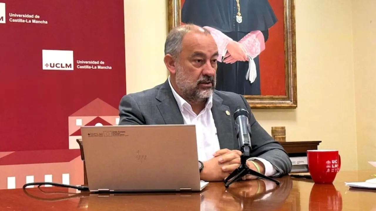 El rector de la Universidad de Castilla-La Mancha (UCLM) y único candidato a la reelección para los próximos seis años, Julián Garde, en rueda de prensa