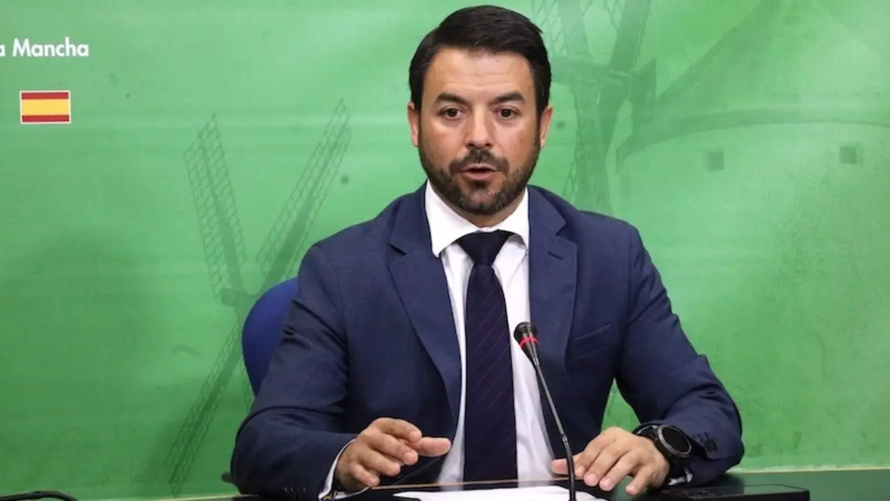 El portavoz de Vox en las Cortes de Castilla-La Mancha, Iván Sánchez, en rueda de prensa en el Parlamento regional