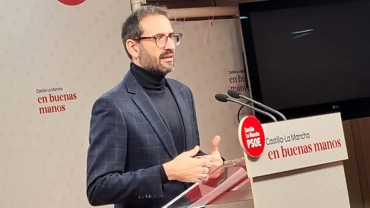 El secretario de Organización del PSOE de Castilla-La Mancha y diputado nacional, Sergio Gutiérrez, durante la rueda de prensa que ha ofrecido en la sede de los socialistas en Toledo