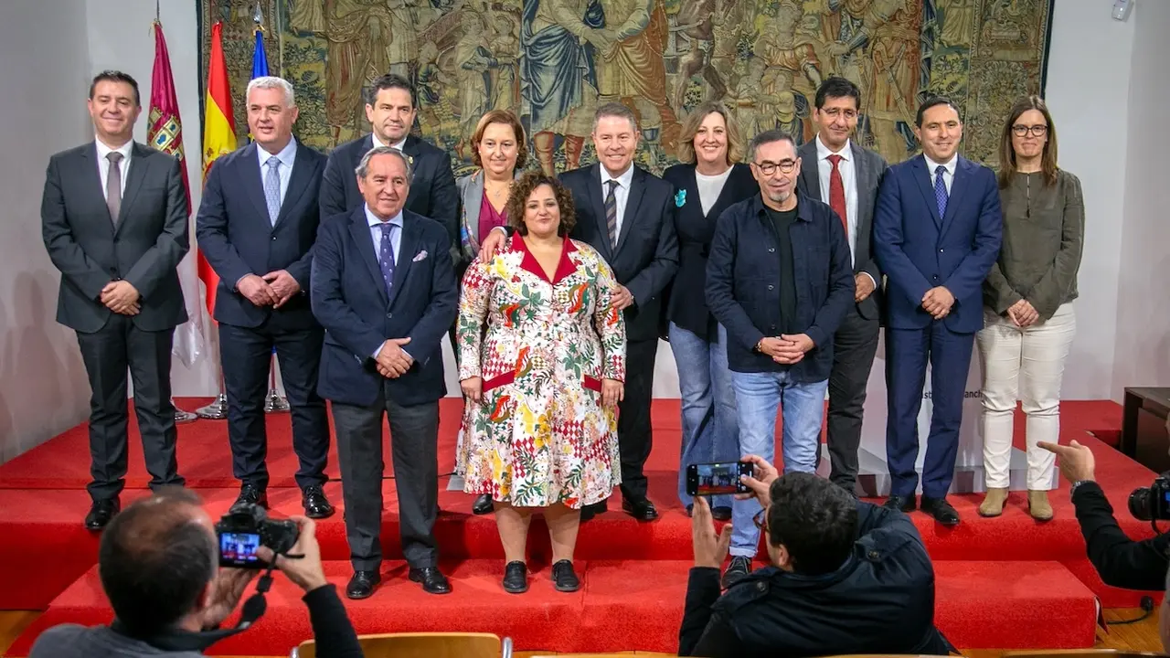 El presidente de Castilla-La Mancha, Emiliano García-Page, ha presidido, en el Palacio de Fuensalida de Toledo, el acto de presentación y firma del Programa de Apoyo Activo al Empleo de Castilla-La Mancha 2025