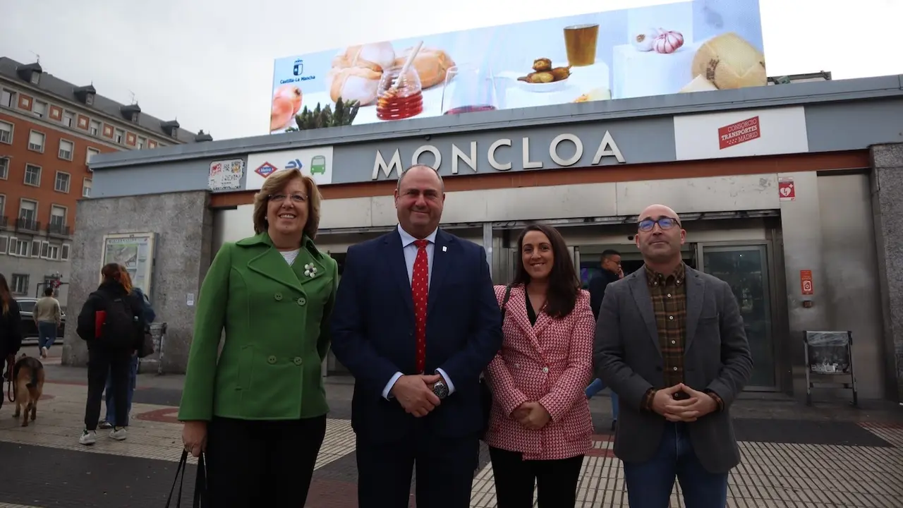 El consejero de Agricultura, Ganadería y Desarrollo Rural, Julián Martínez Lizán, ha presentado, en el Intercambiador de Transportes de Moncloa en Madrid, la campaña de promoción de Navidad de 'Campo y Alma'