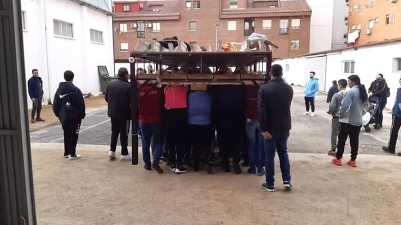 Denuncian el "machismo" de una hermandad de Ciudad Real al apartar a nueve mujeres costaleras