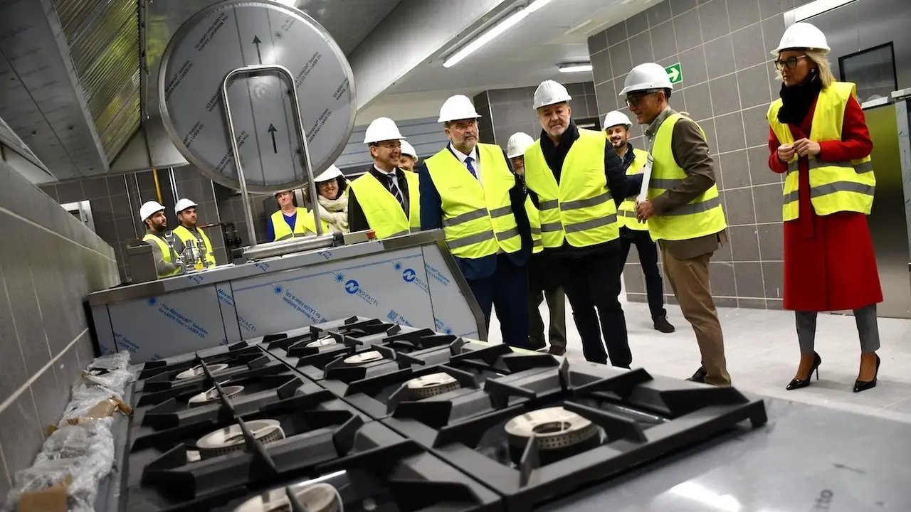 El vicepresidente primero del Gobierno de Castilla-La Mancha, José Luis Martínez Guijarro, ha visitado la cocina central del nuevo Hospital Universitario de Cuenca