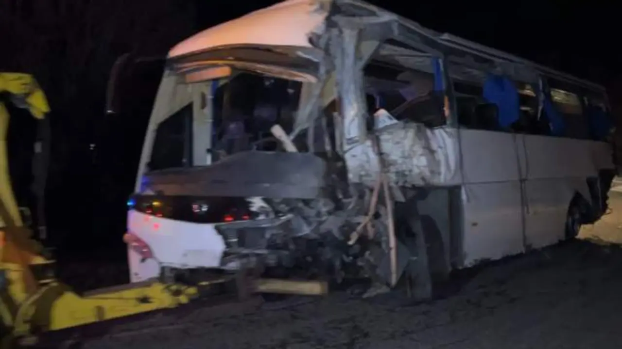 Al menos 2 muertos y 30 heridos al salirse de vía un autobús y chocar con un talud