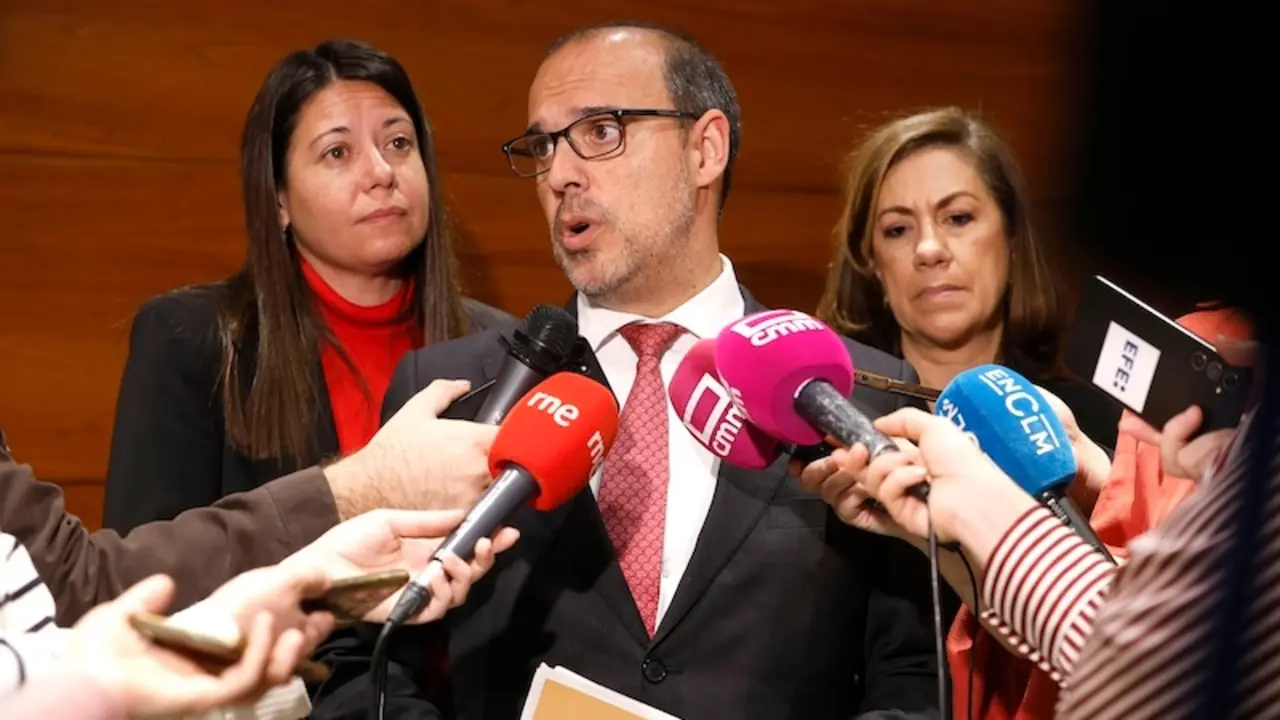 El presidente de las Cortes de Castilla-La Mancha, Pablo Bellido, atendiendo a los medios de comunicación este martes en el Parlamento regional