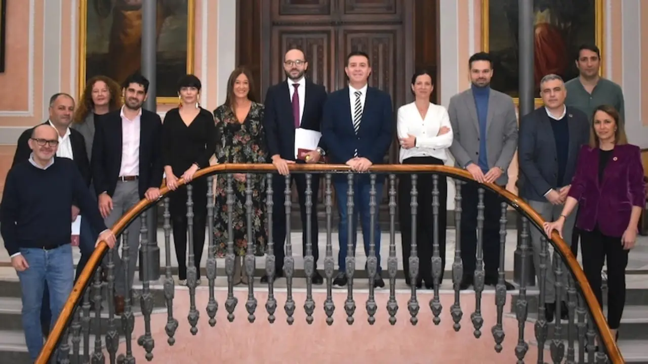 El presidente de la Diputación de Albacete, Santiago Cabañero, posa junto a su equipo de gobierno tras aprobarse el presupuesto de la institución para 2025