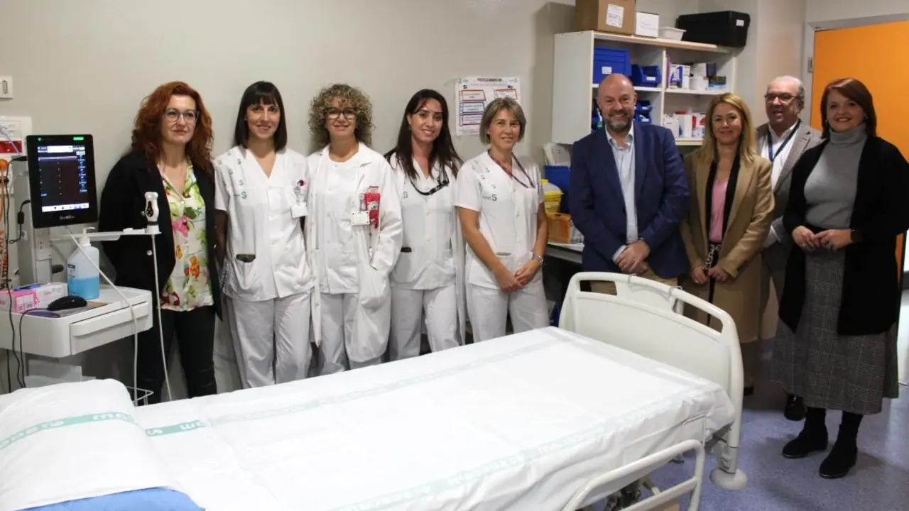 El director gerente del Sescam, Alberto Jara, durante la visita que ha realizado a la Unidad de Terapia Intravenosa de la Gerencia de Atención Integrada de Almansa (Albacete)