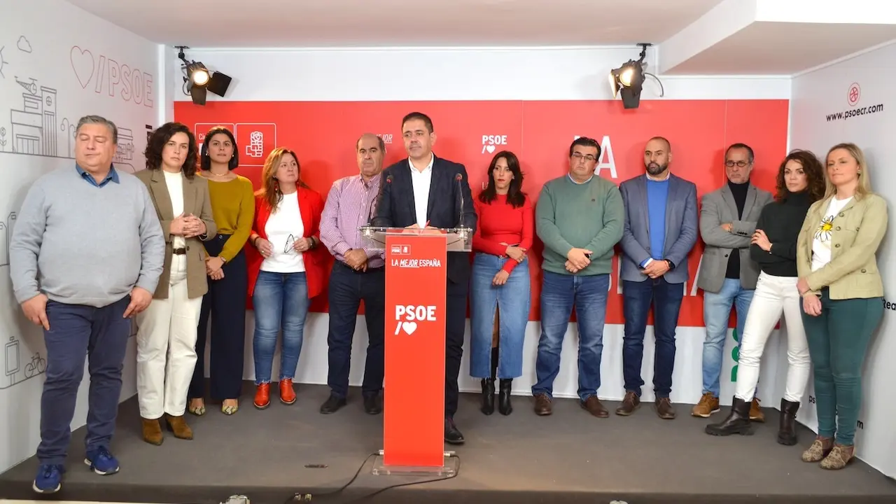 El portavoz socialista de la Diputación de Ciudad Real, José Manuel Bolaños, acompañado de los diputados ha presentado las enmiendas al presupuesto de la institución para 2025